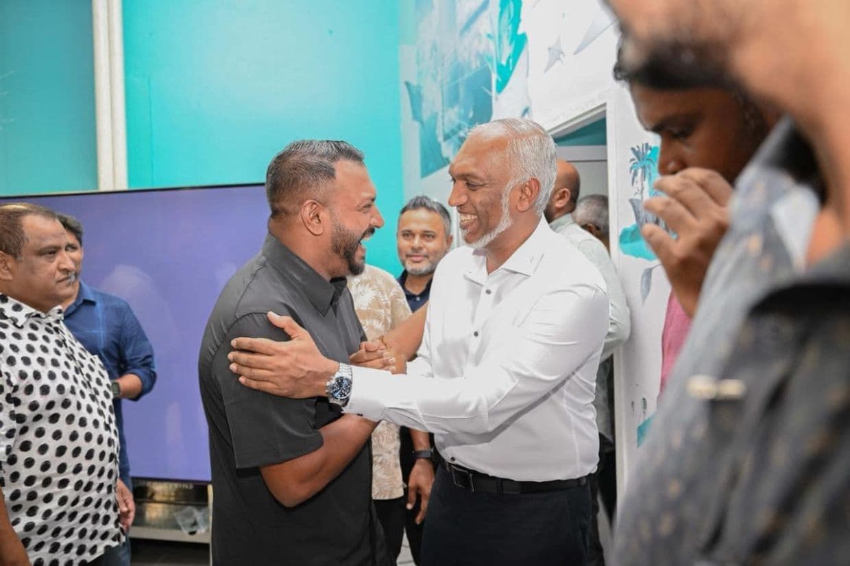 ނަރީޝް، ރައީސް އާއި އެކު