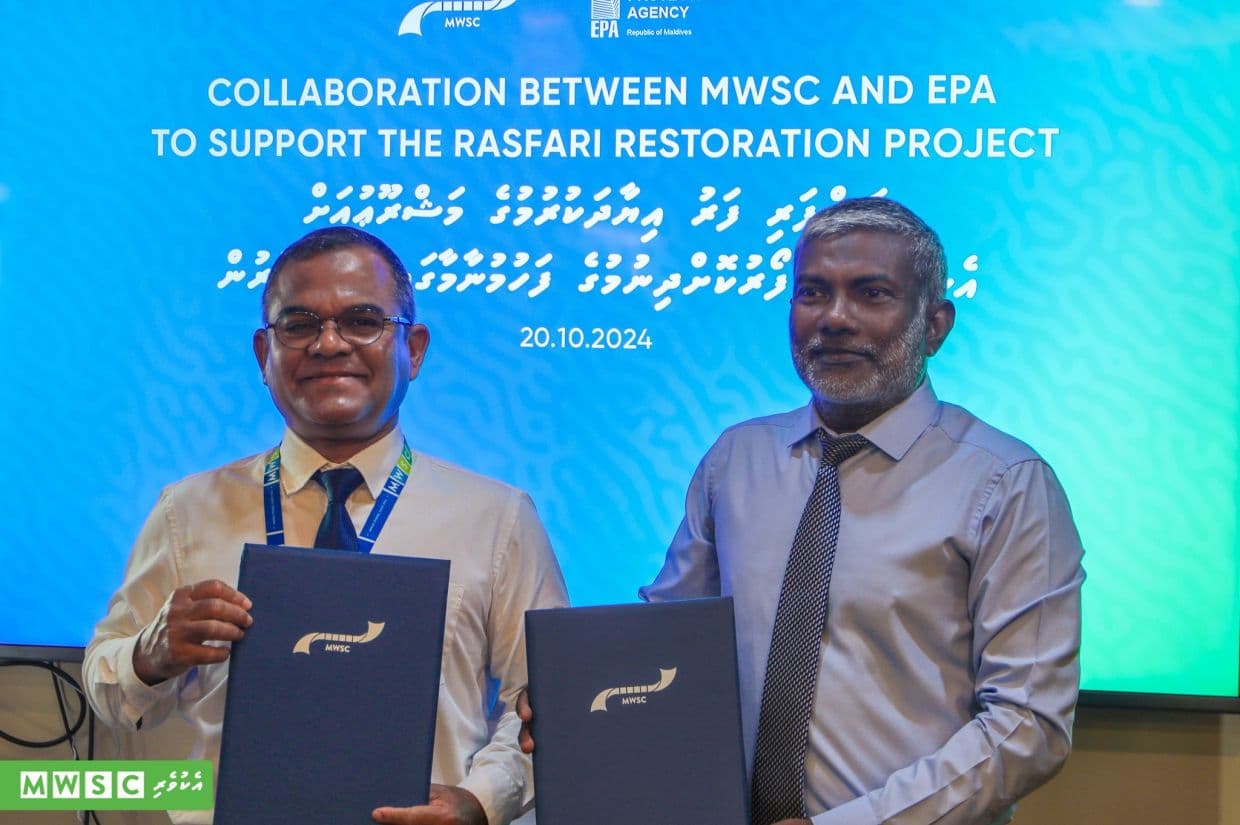 އެއްބަސްވުމެއްގައި ސޮއިކުރުމުގެ ރަސްމިއްޔާތު ތެރެއިން / ފޮޓޯ: އެމްޑަބްލިއުއެސްސީ