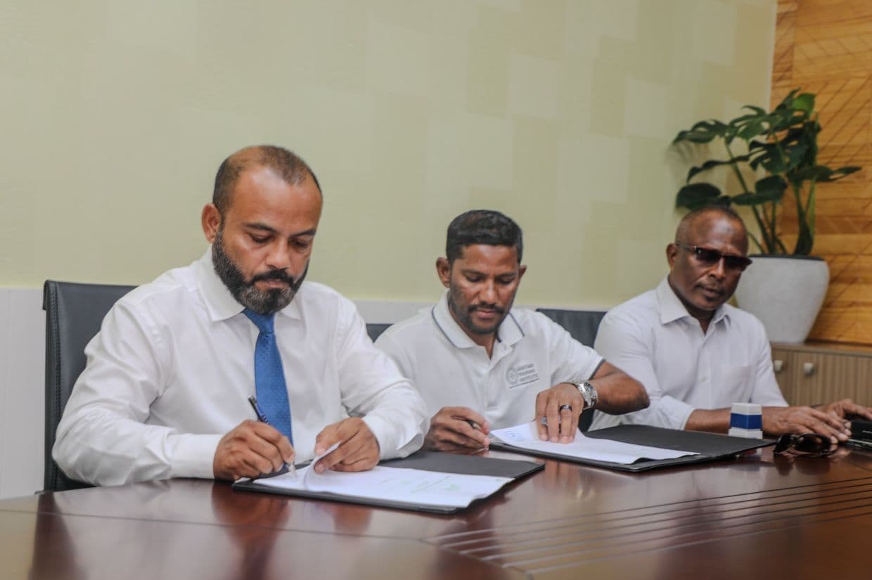 ވޭސްޓް މެނޭޖްމެންޓަ ކޯޕަރޭޝަން (ވެމްކޯ) އެކެޑަމީއާއި މެރިންޓައިމް ޓްރެއިނިންގ އިންސްޓިއުޓް އާ ދެމެދު ފަހުމުނާމާގައި ސޮއި ކުރުމުގެ ތެރެއިން / ފޮޓޯ:ވެމްކޯ