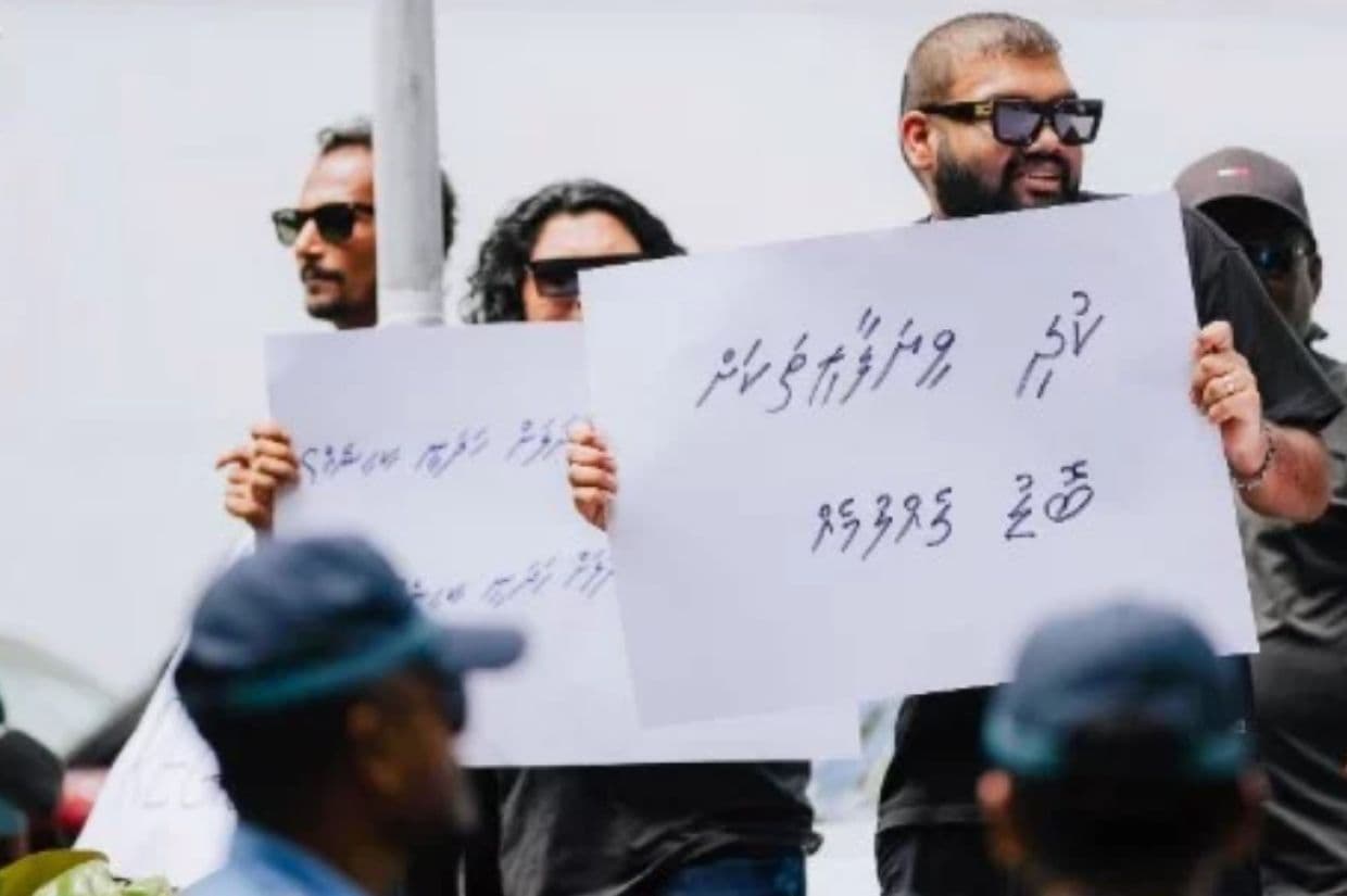 ވޭޕް މަނާކުރުމުން މަޖިލިސް ކައިރީގައި މުޒާހަރާ ކުރަނީ.