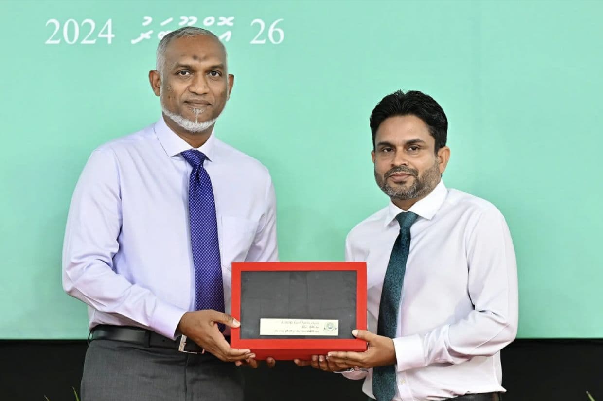 ހައިކޯޓުން އިންތިޒާމްކޮށްގެން ކުރިއަށްދިޔަ "އިސްތިރާޖީ ޢަމަލީ ތަދުބީރު 2025-2027 " އިފުތިތާޙުކުރުމުގެ ރަސްމިއްޔާތުގައި، ބައްޕާފުޅުގެ ގައުންކޮޅާއި ރައީސް ޑރ. މުޢިއްޒު ޙަވާލުވެވަޑައިގަންނަވަނީ