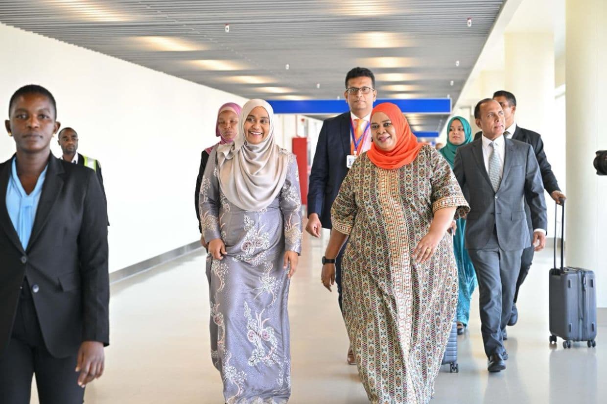 ފަސްޓް ލޭޑީ ސާޖިދާ ޓެންޒެނިޔާއަށް ވަޑައިގަތުމުގެ ތެރެއިން/ ފޮޓޯ: ރައީސް އޮފީސް