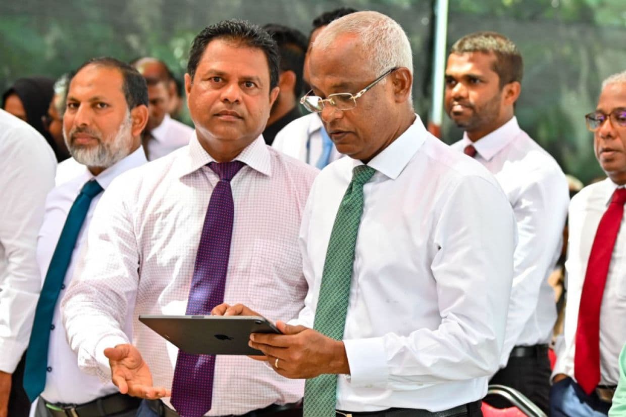 ކުރީގެ ރައީސް އިބްރާހީމް މުޙައްމަދު ޞާލިޙް އާއި ފެނަކައިގެ އޭރުގެ އެމްޑީ ސަޢީދު އަދި އޭނާގެ ކަނާތްފަރާތުގައި އޭރުގެ ހޯމްމިނިސްޓަރު ޢިމްރާން ޢަބްދުﷲ - ފެނަކައިގެ ކޮރަޕްޝަން މައްސަލަތަާހެދި ސަޢީދުގެ ޕާސްޕޯޓު މިހާރު ވަނީ ހިފަހައްޓާފަ / ފޮޓޯ: ރައީސް އޮފީސް