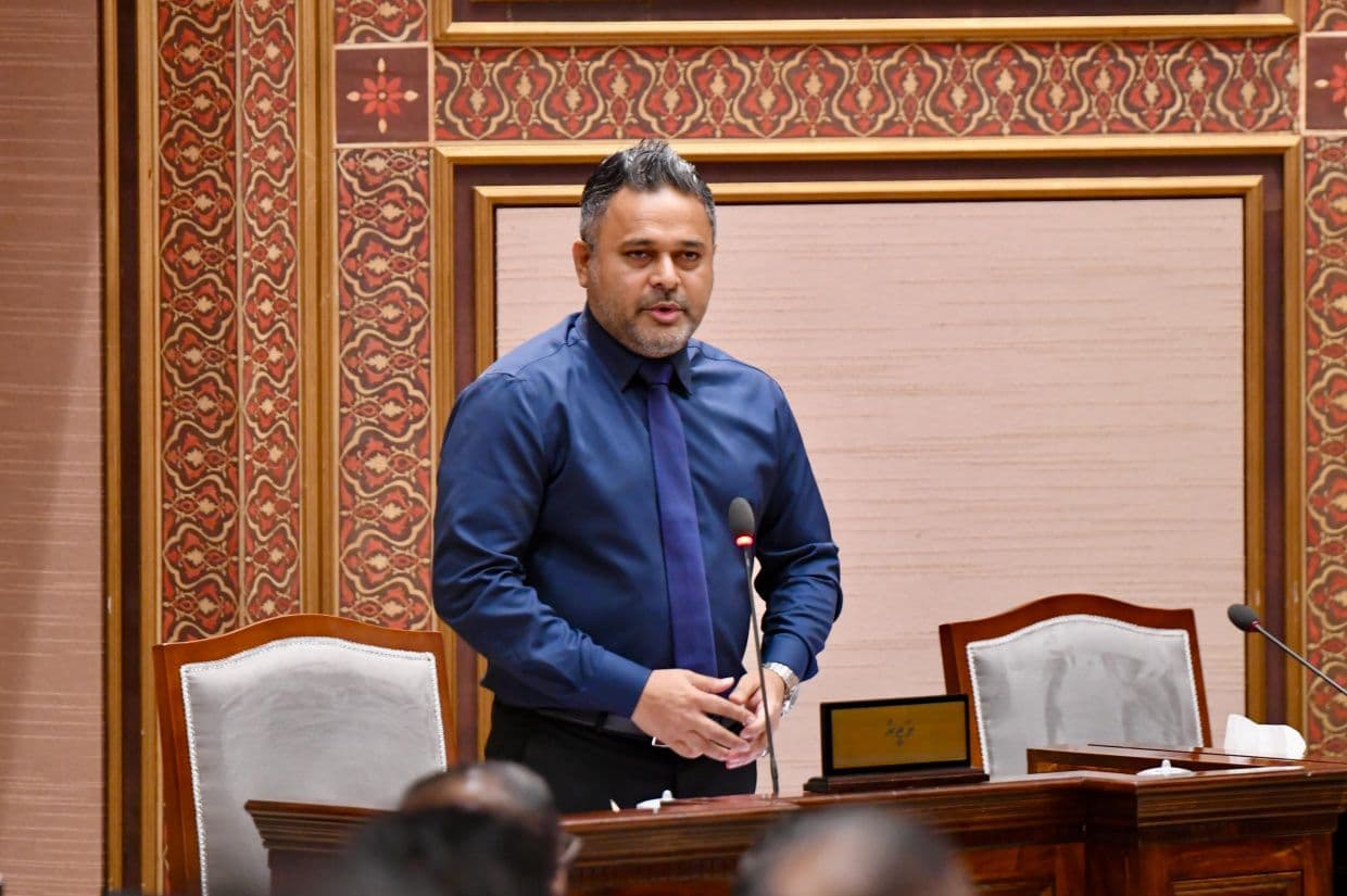 ފިޝަރީޒް މިނިސްޓަރު ޝިޔާމް މިއަދު ރައްޔިތުންގެ މަޖިލީހުގައި: ވިދާޅުވީ އައްޑޫ ފިޝަރީޒް ކޮމްޕްލެކްސްގެ ތަރައްގީއަށް ފައިސާ ހަމަޖެހިއްޖެ ކަމަށާއި އަންނަ އަހަރު މަސައްކަތް ފެށޭނެ ކަމަށް- ފޮޓޯ/ މަޖިލިސް