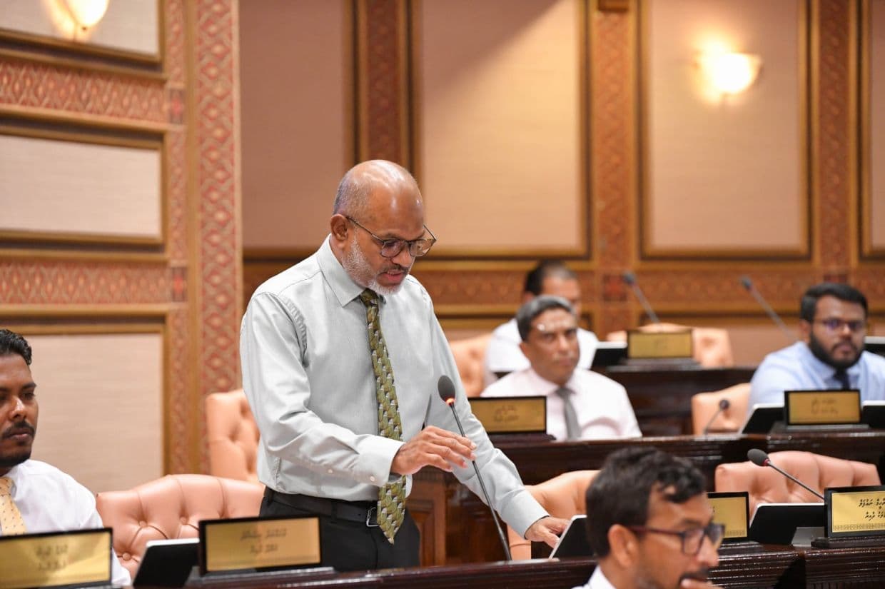 20 ވަނަ ރައްޔިތުންގެ މަޖިލީހުގެ 38 ވަނަ ޖަލްސާގައި މަޖިލީހުގެ ނައިބު ރައީސް އަޙުމަދު ނާޡިމް. ވޭޕް މަނާކުރަން ޖެހުނީ ކުރީ ސަރުކާރުތަކުގެ އިހުމާލުން ކަމަށް ނާޡިމް ވިދާޅުވި.