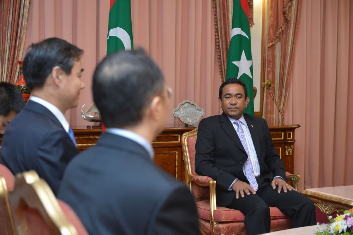 ކުރީގެ ރައީސް ޢަބްދުﷲ ޔާމީން ޢަބްދުލް ޤައްޔޫމް ޗައިނާގެ ބޭފުޅުންނާއެކު. އެމަނިކުފާނުގެ ވެރިކަމުގައި އިންޑިއާ ވަރަށް ބޮޑަށް ފޭކޮށްލި. އެއާއި ޚިލާފަށް ރައީސް ޑރ. މުޙައްމަދު މުޢިއްޒުގެ ސިޔާސަތަކީ ހުރިހާ ޤައުމަކާއިވެސް ގުޅުން ބޭއްވުން.