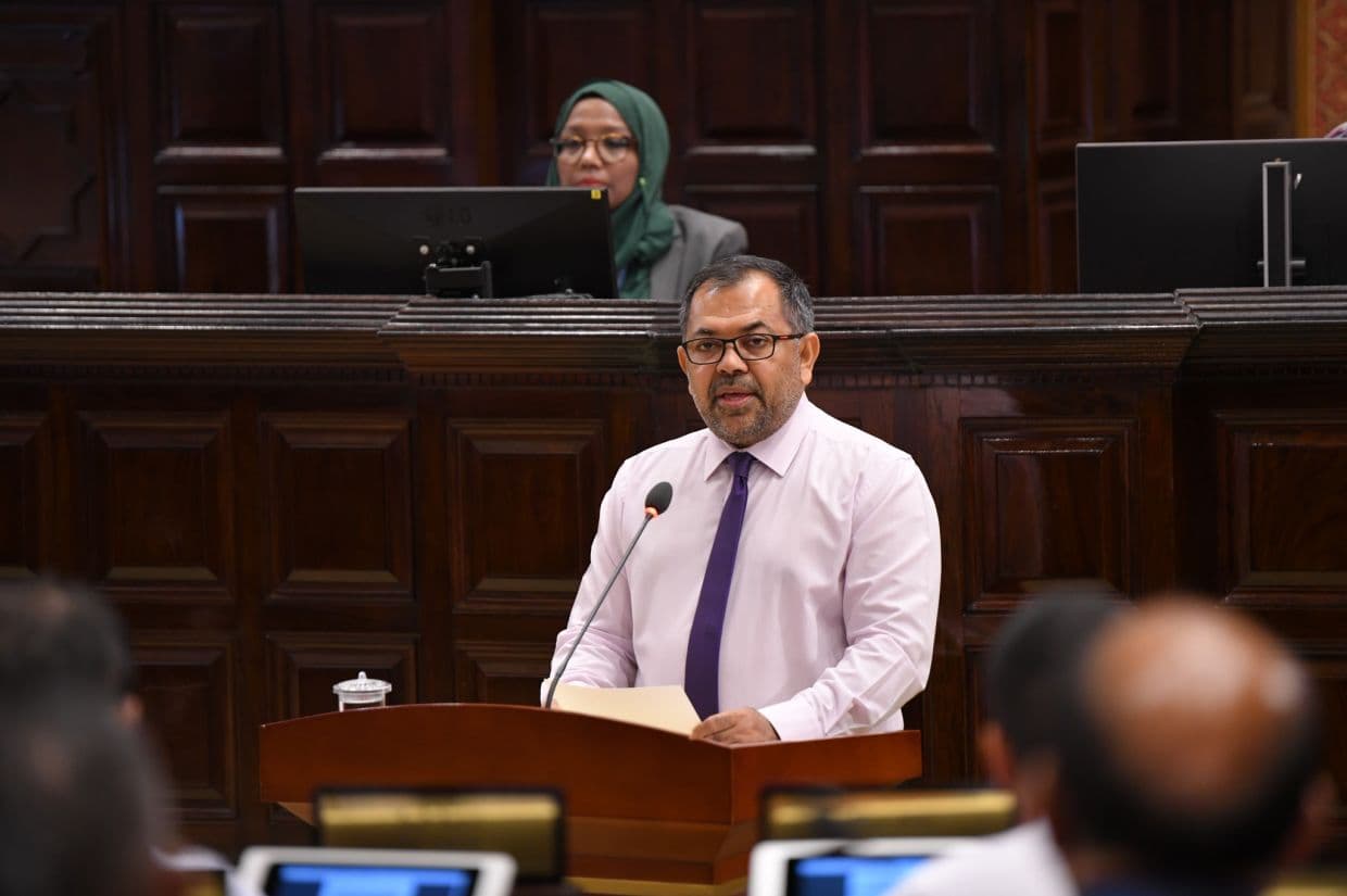 ފިނޭންސް މިނިސްޓަރު މޫސާ ޒަމީރު 2025 ވަނަ އަހަރުގެ ބަޖެޓް ރައްޔިތުންގެ މަޖިލީހަށް ހުށަހަޅުއްވަނީ / ފޮޓޯޯ: މަޖިލިސް