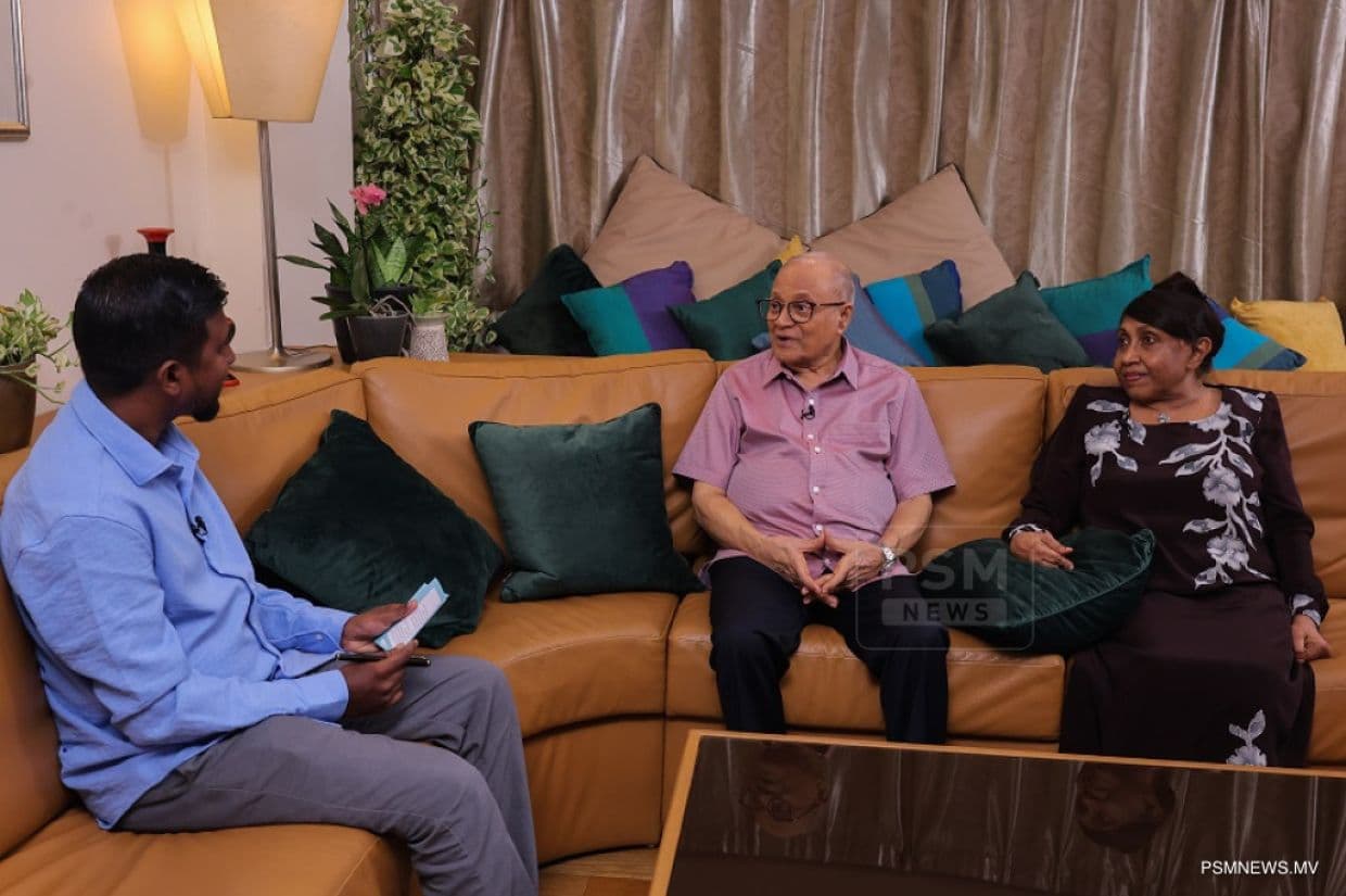 ރައީސް މައުމޫނުގެ ދެކަބަލުން ދައުލަތުގެ މީޑިއާއަށް އިންޓަވިއު ދެއްވަނީ/ ފޮޓޯ: ޕީއެސްއެމް