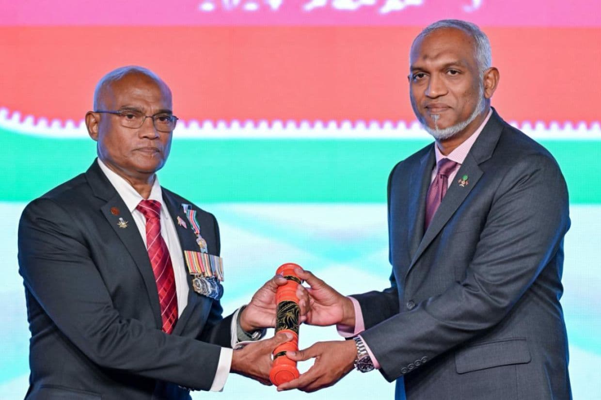 މޭޖަރ ޖެނެރަލް ރިޓަޔަރޑް މޫސާ އަލީ ޖަލީލަށް ރައީސުލްޖުމްހޫރިއްޔާ ޑރ. މުޙައްމަދު މުޢިއްޒު ނިޝާން ޢަސްކަރީގެ ވެރިކަމުގެ އިއްޒަތް އަރުވަނީ.