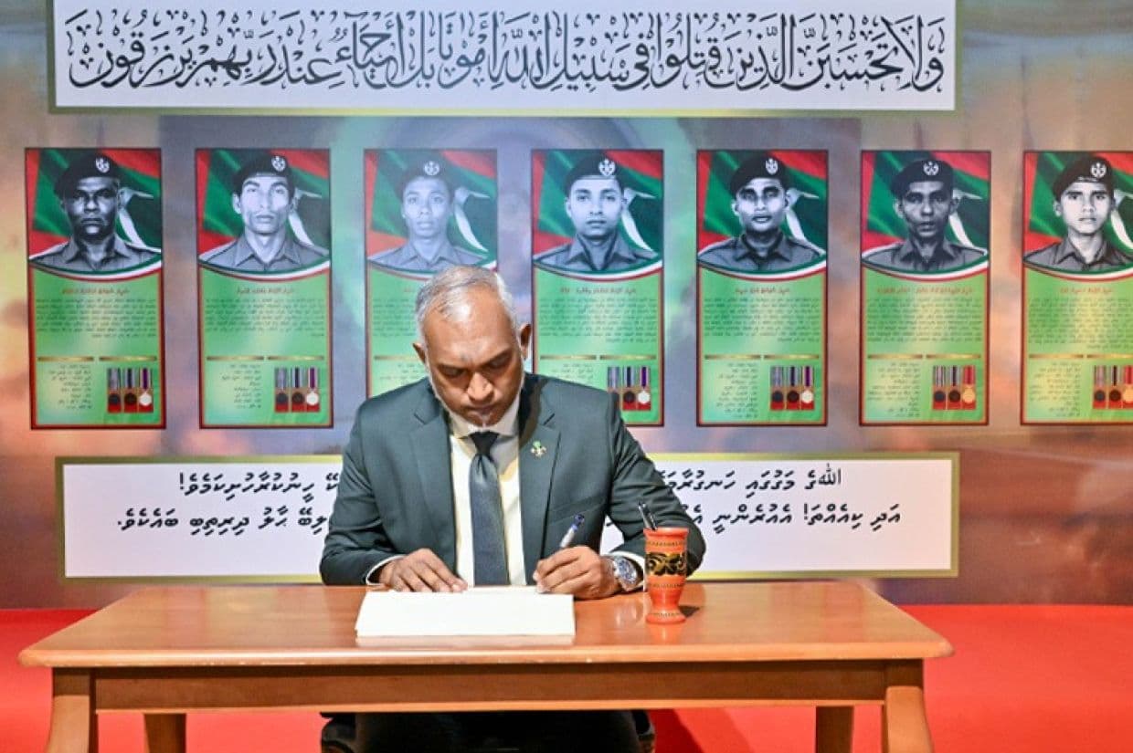 ރައީސުލްޖުމްހޫރިއްޔާ، ނަޞްރުގެ ދުވަހުގެ ސިފައިންގެ މައުރަޒު 2024 ހުޅުވައިދެއްވުން - ޝަހީދުންގެ ޢާއިލާތަކަށް ބޯހިޔާވަހިކަން ހޯދައިދިނުމަކީ މީގެކުރިން އެއްވެސް ސަރުކާރަކުން ކުރި ކަމެއް ނޫން. މިވެރިކަމުގައި އެކަން ކުރާނެ ކަމުގެ ޔަޤީންކަން ރައީސް ދެއްވި.