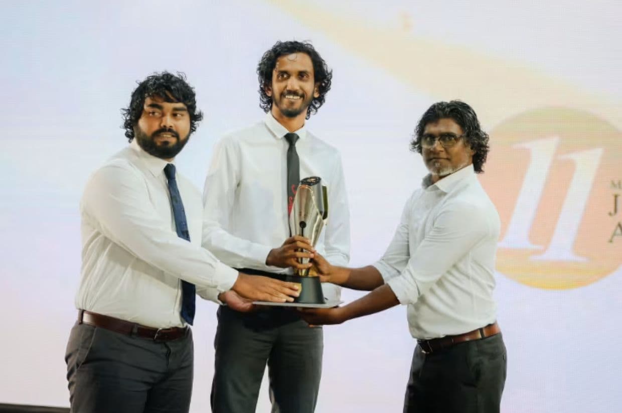 "ޖީ ސްކީލާން" އަށް ލިބުނު އެވޯޑް އަދަދު ނޫހުގެ ބޭފުޅުންނަށް އެރުވުން. ފޮޓޯ/ އަދަދު
