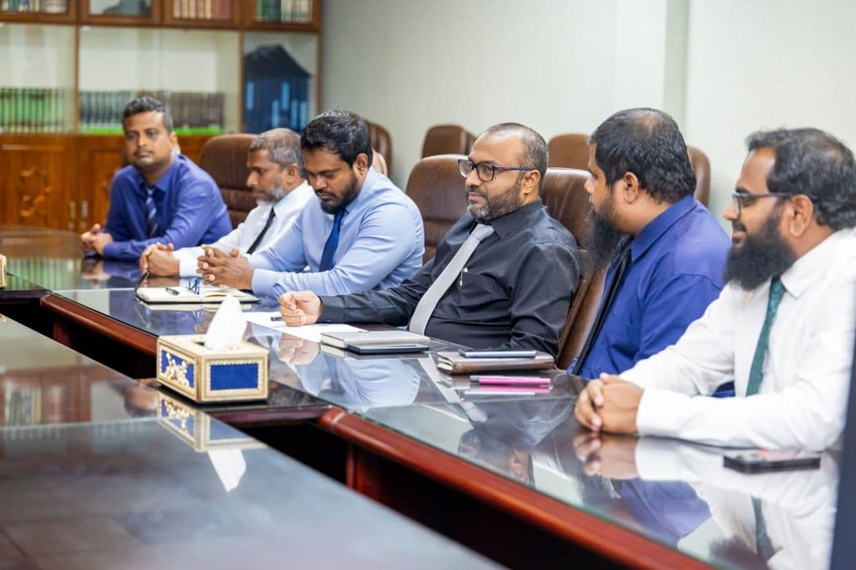 އިންޑޮނޭޝިޔާއިން އިތުރު ތަމްރީން ޙާޞިލްކުރާ އިމާމުންނާއި މިނިސްޓަރ ޝަހީމް ބައްދަލުކުރެއްވުން. / ފޮޓޯ: މިނިސްޓްރީ