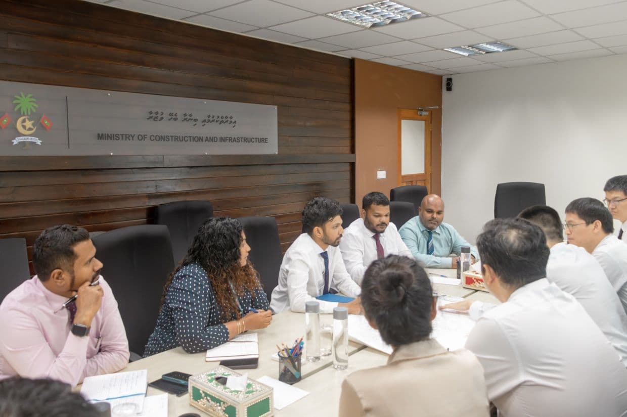 މާލެއާއި ވިލިމާލޭގެ މަގުތައް ހެދުމާއި ގުޅޭ ގޮތުން ޗައިނާ ޓީމާއިއެކު މިނިސްޓްރީގައި މިއަދު ބޭއްވި މަޝްވަރާ ބައްދަލުވުމުގެ ތެރެއިން / ފޮޓޯ: މިނިސްޓްރީ