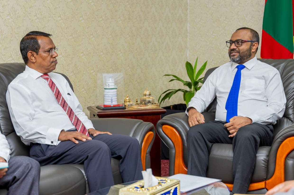 ސަޢުދީ ސަފީރު އަޙްމަދު ސަރީރު އަދި އިސްލާމިކް މިނިސްޓަރ ޑރ ޝަހީމް ބައްދަލުކުރެއްވުން. / ފޮޓޯ: އިސްލާމިކް މިނިސްޓްރީ