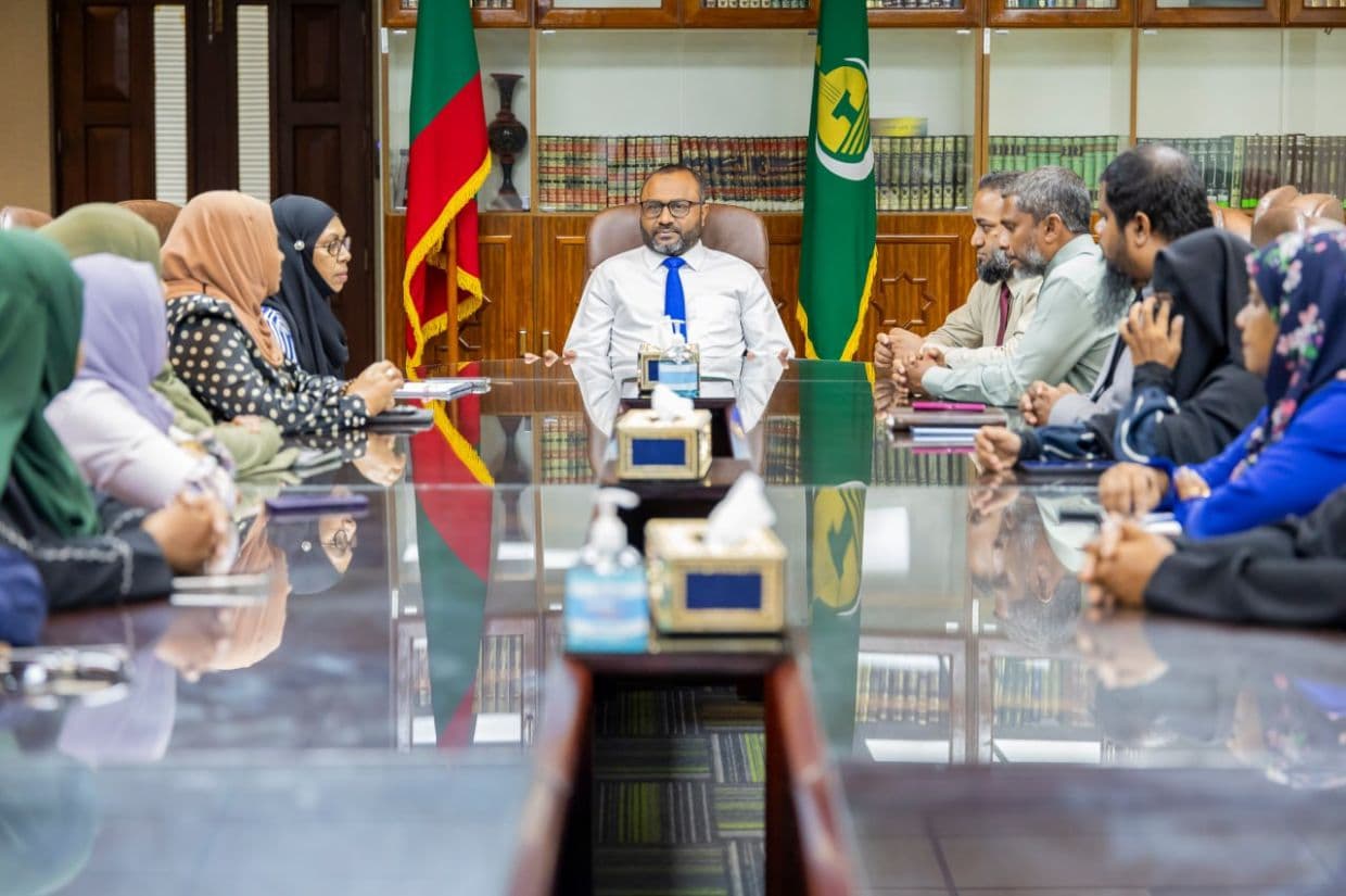 ތަމްރީނު ދަތުރުގައި ސަޢުދީއަށް ފުރާ އިސްލާމިކް މިނިސްޓްރީގެ އަންހެން މުވައްޒަފުންނާ މިނިސްޓަރ ޝަހީމް ބައްދަލުކުރެއްވުން. / ފޮޓޯ: އިސްލާމިކް މިނިސްޓްރީ