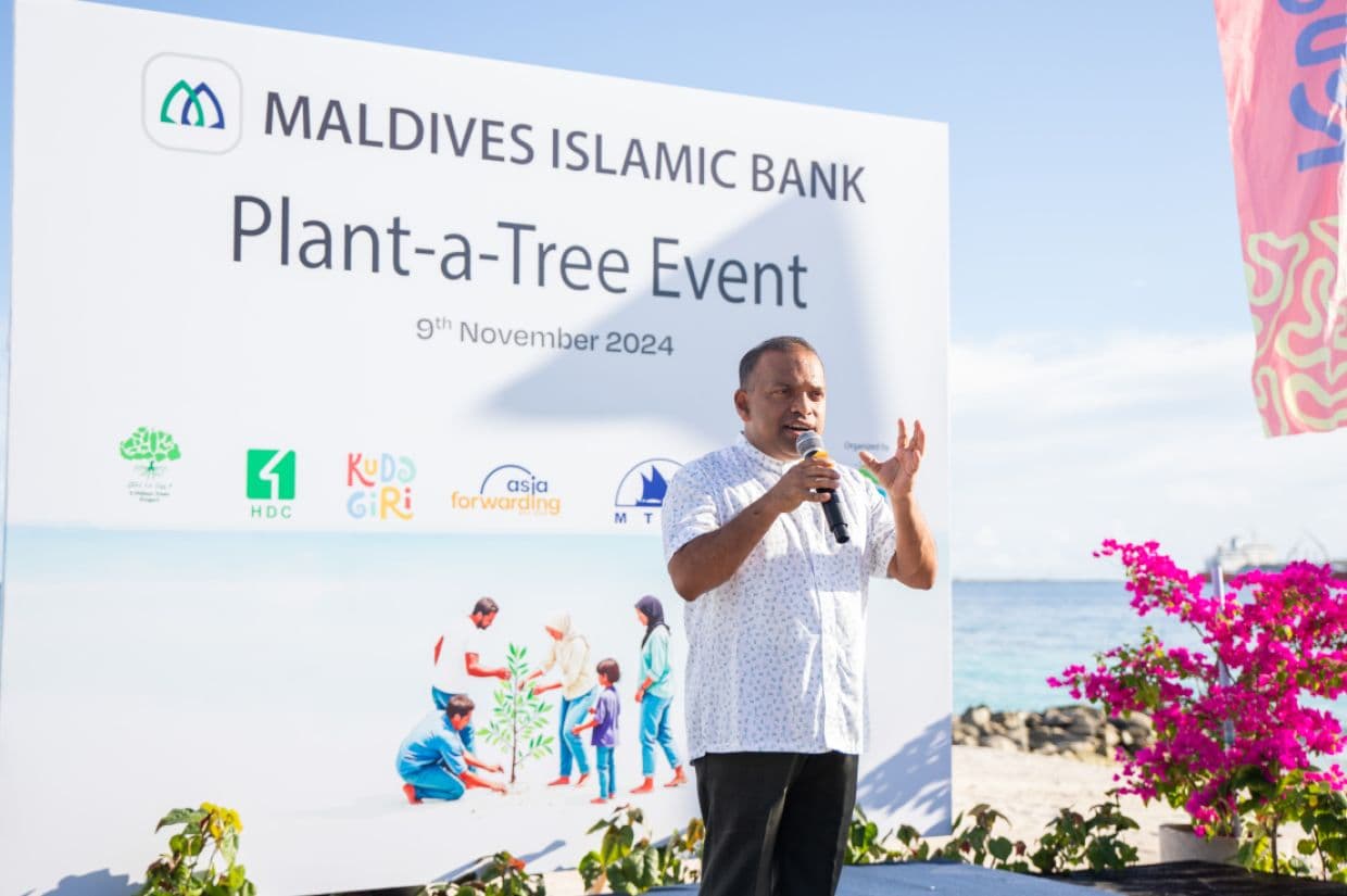 އެމްއައިބީން ބޭއްވި ގަސް އިންދުމުގެ ހަރަކާތުގައި އެ ބޭންކުގެ ސީއީއޯ މުފައްދަލް އިދްރީސް ހުމްރީ ވާހަކަދައްކަވަނީ.