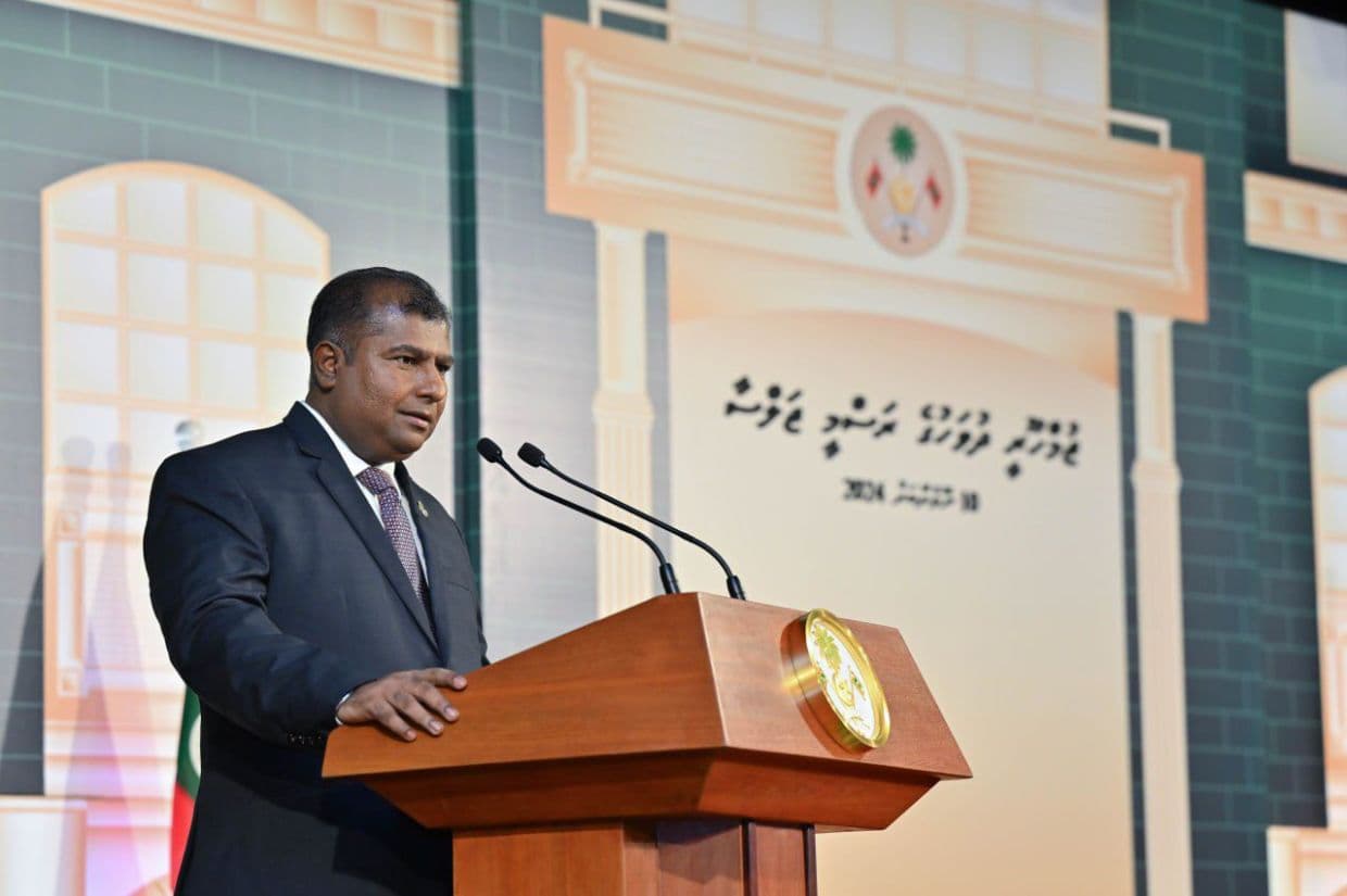 ޖުމްހޫރީ ދުވަހުގެ ރަސްމީ ޖަލްސާގައި ދިވެހި ބަހާއި، ސަޤާފަތާއި، ތަރިކައާ ބެހޭ ވަޒީރު އާދަމް ނަޞީރު އިބްރާހިމް ވާހަކަދައްކަވަނީ. / ފޮޓޯ: ރައީސް އޮފީސް