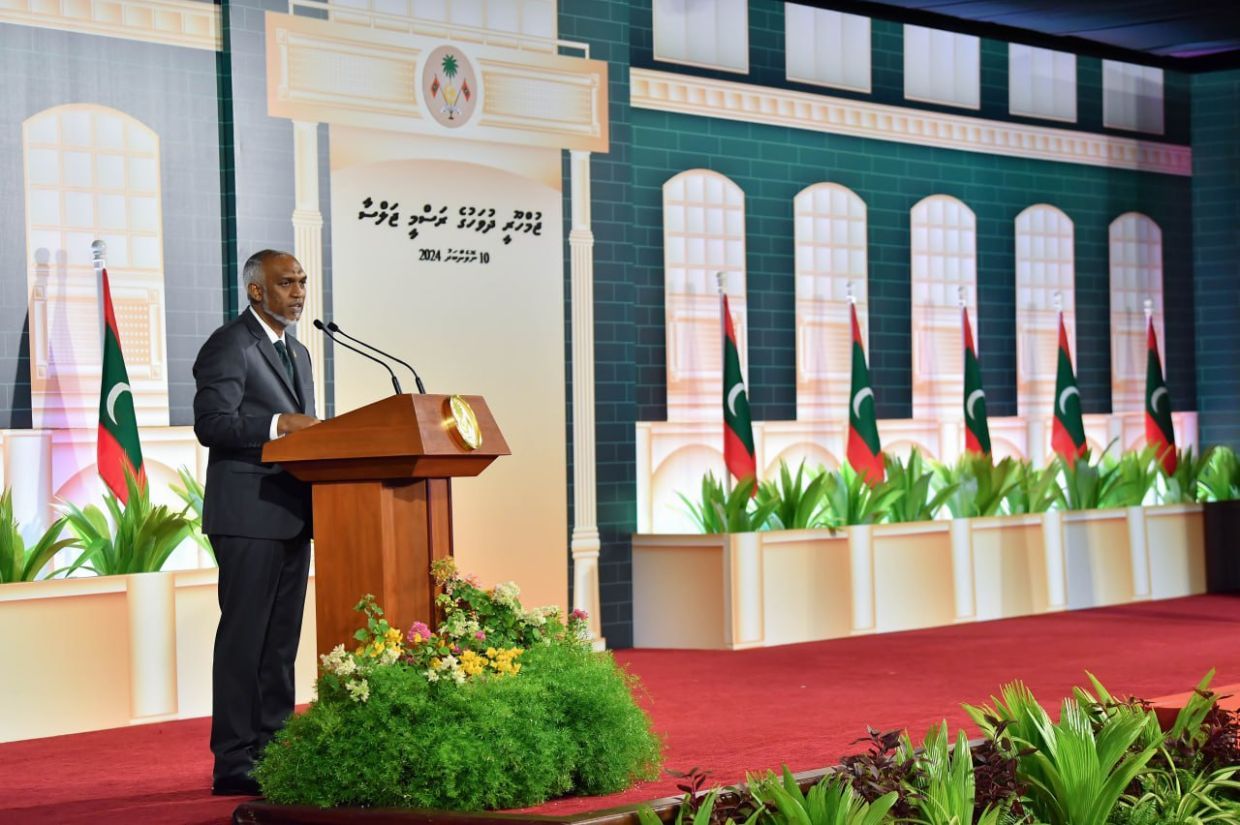 ޖުމްހޫރީ ދުވަހުގެ ރަސްމީ ޖަލްސާގައި ރައީސުލްޖުމްހޫރިއްޔާ ޑރ. މުޙައްމަދު މުޢިއްޒު ވާހަކަފުޅުދައްކަވަނީ. / ފޮޓޯ: ރައީސް އޮފީސް