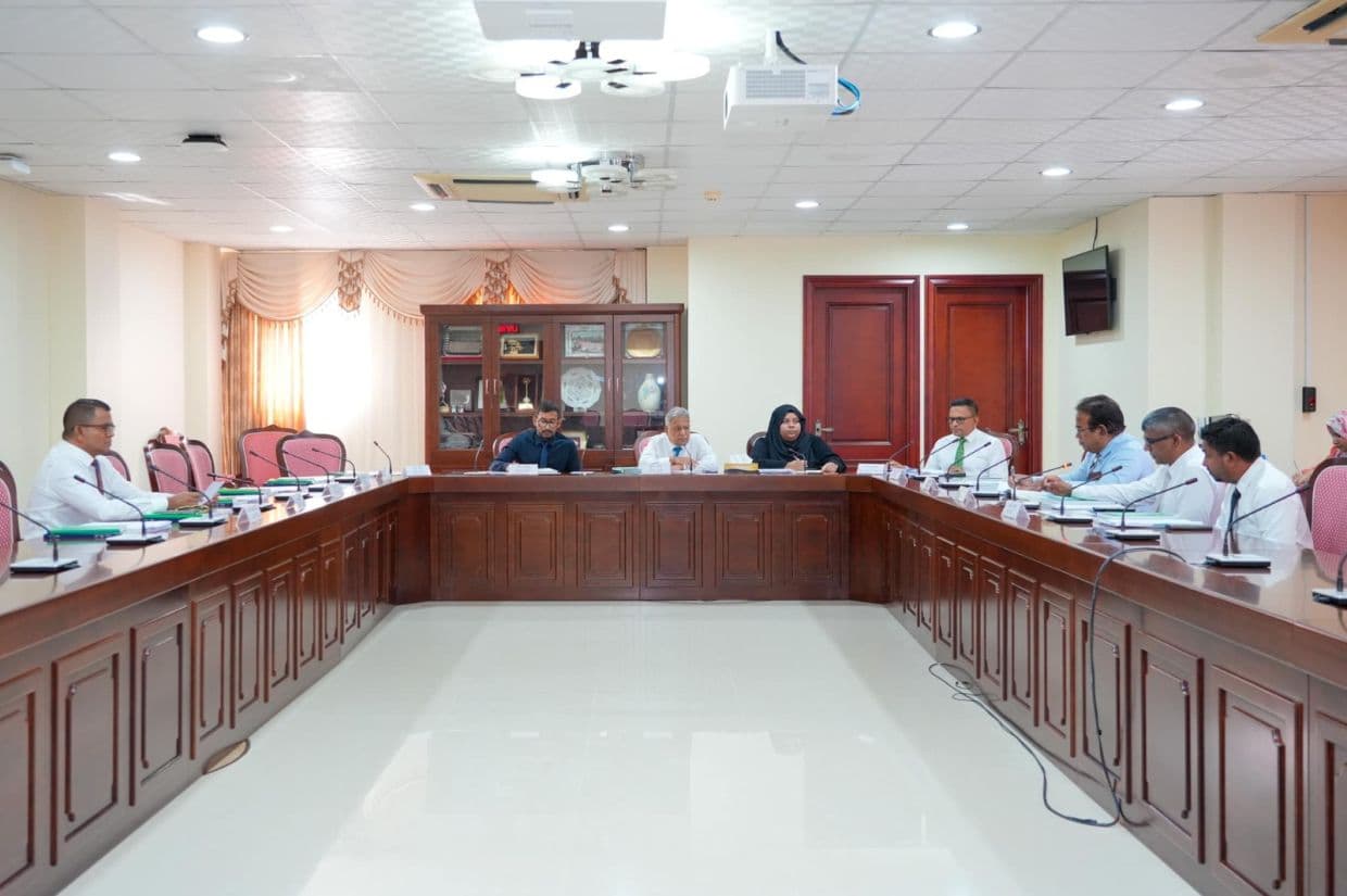 އިސްރާއީލު ޕާސްޕޯޓު މައްސަލައިގައި މިއަދު އޮތް ރައްޔިތުންގެ މަޖިލީހުގެ ސަލާމަތީ ޚިދުމަތްތަކާއި ބެހޭ ކޮމިޓީ ބައްދަލުވުމުގެ ތެރެއިން/ ފޮޓޯ: މަޖިލިސް