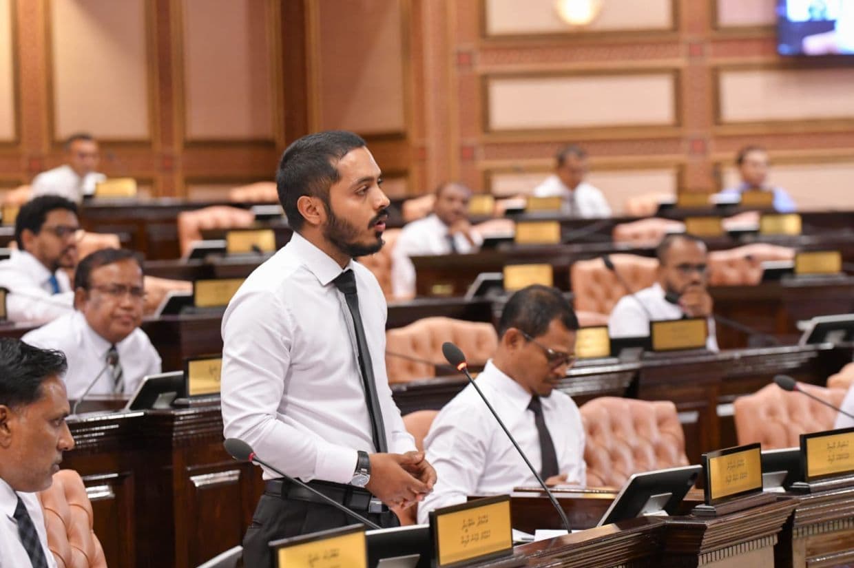 ވޭޕް ބިލް ފާސްކޮށްފި. މި އިސްލާހު ހުށަހެޅުއްވީ ސަރުކާރުގެ ފަރާތުން ހެންވޭރު އުތުރު ދާއިރާގެ މެންބަރު އަހުމަދު އައިފާން. / ފޮޓޯ: މަޖިލިސް