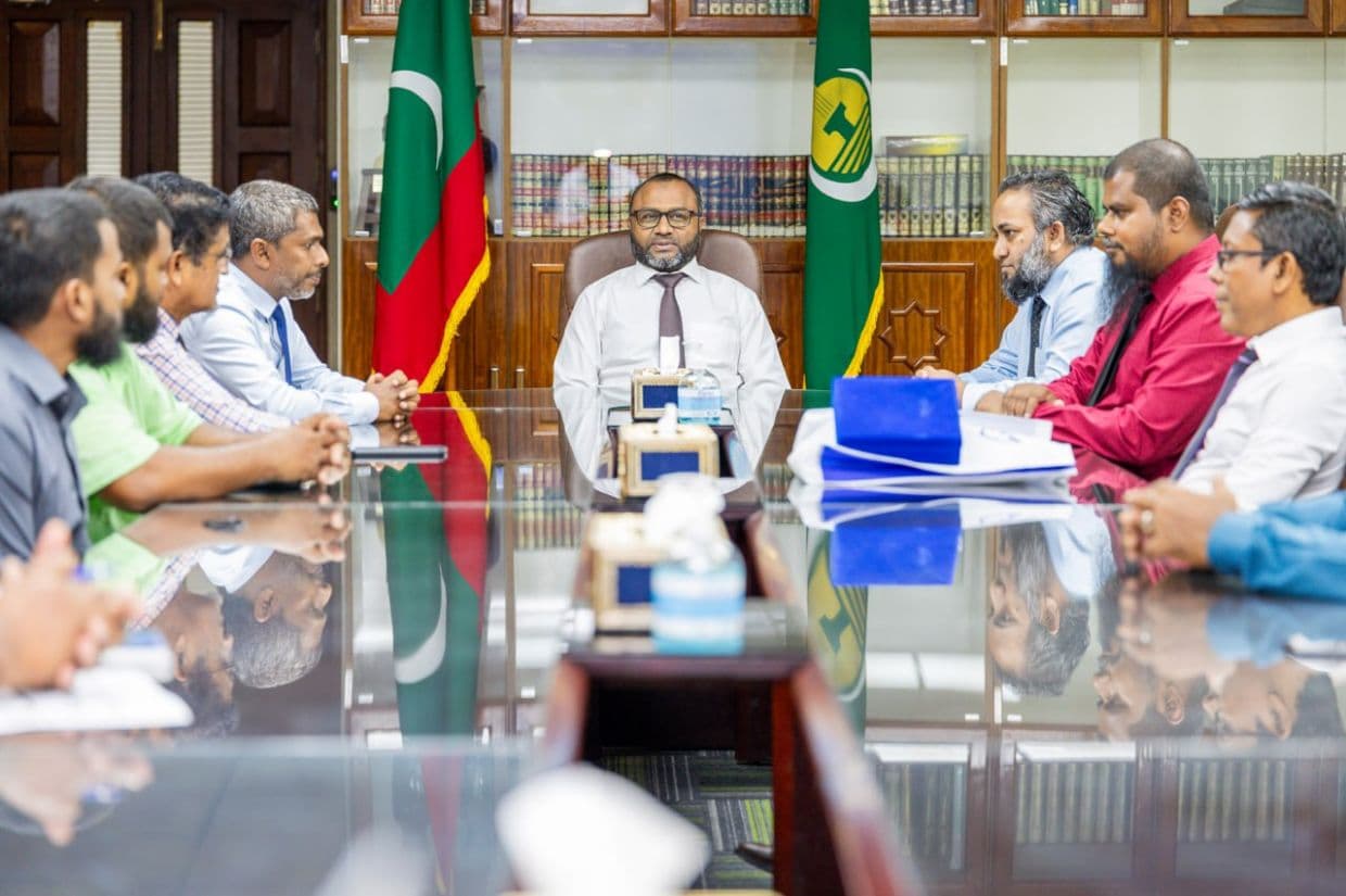 އިންޑޮނޭޝިޔާއަށް ތަމްރީނަށް ވަޑައިގެންނެވި އިމާމުންނާއި މިނިސްޓަރ ޝަހީމް ބައްދަލުކުރެއްވުން. / ފޮޓޯ: މިނިސްޓްރީ