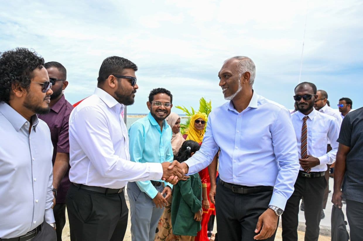 އާރު.ޑީ.ސީގެ ޑީއެމްޑީ މުޙައްމަދު ނަބީހު، ރައީސް އާއި ސަލާމް ކުރައްވަނީ- ޑޮލަރުގެ ކަޅު ބާޒާރާއި ދެކޮޅަށް ރައީސް ޑރ. މުޢިއްޒު ކުރައްވަމުން ގެންދަވާ މަސައްކަތަށް ނަބީހް ތަޢުރީފްކުރޭ.