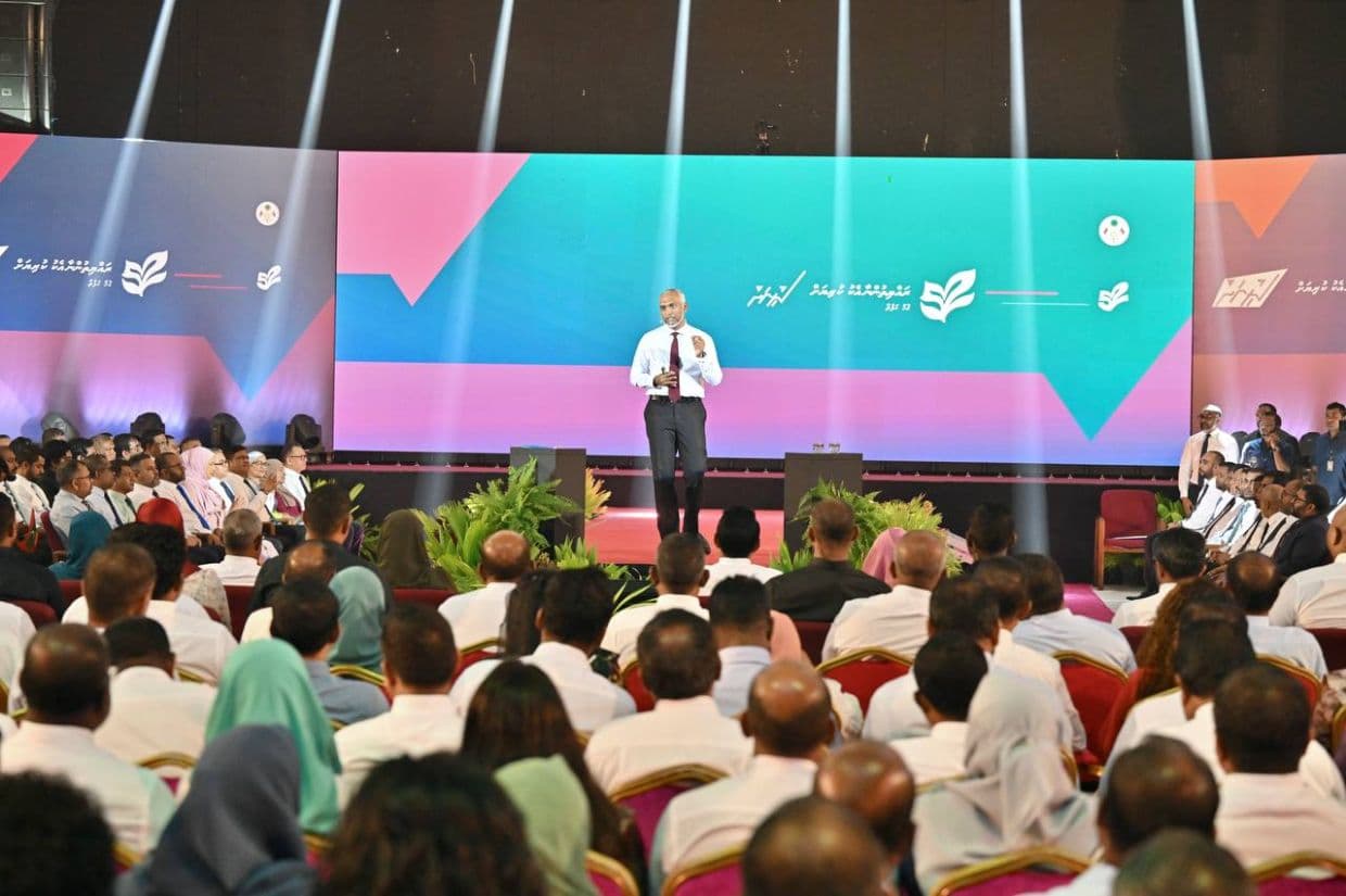 ސަރުކާރަށް އަހަރެއް ފުރުމާއި ގުޅޭ ގޮތުން ރޭ ބޭއްވި ޚާއްސަ ޖަލްސާގައި ރައީސުލްޖުމްހޫރިއްޔާ ޑރ. މުޙައްމަދު މުޢިއްޒު ވާހަކަފުޅުދައްކަވަނީ.