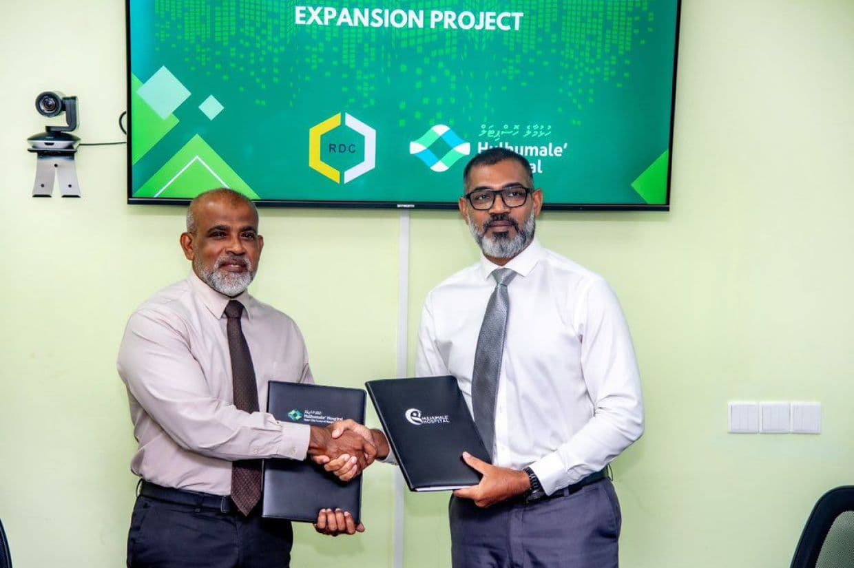 ހުޅުމާލެ ހޮސްޕިޓަލުގެ އިމަރޖެންސީ ރޫމް 7 އެނދުން 14 އެނދަށް ބޮޑުކުރުމުގެ މަސައްކަތް އާރްޑީސީއާ ހަވާލުކުރުމުގެ އެއްބަސްވުމުގައި ސޮއިކުރުން/ ފޮޓޯ: ހުޅުމާލެ ހޮސްޕިޓަލް