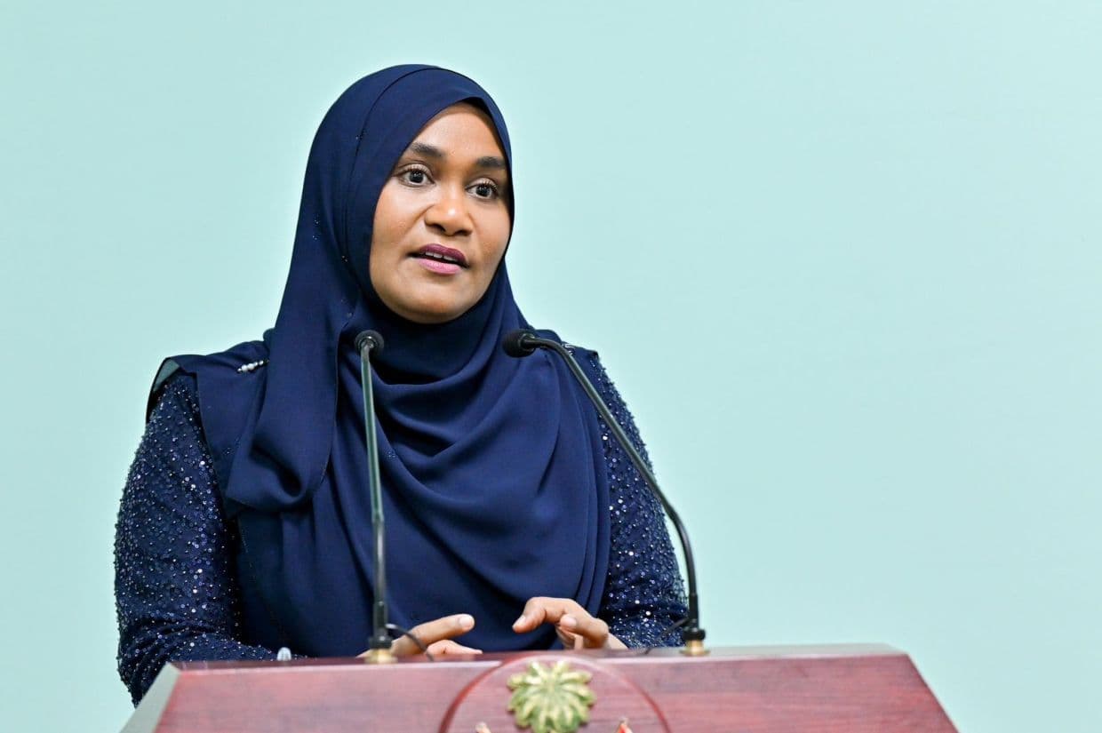 ސިއްޙަތާ ބެހޭ ވުޒާރާގެ މުވައްޒަފުންގެ އަގުވަޒަންކުރުމުގެ ޙަފްލާގައި ރައީސުލްޖުމްހޫރިއްޔާގެ އަނބިކަނބަލުން ސާޖިދާ މުޙައްމަދު ވާހަކަފުޅުދައްކަވަނީ. / ފޮޓޯ: ރައީސް އޮފީސް