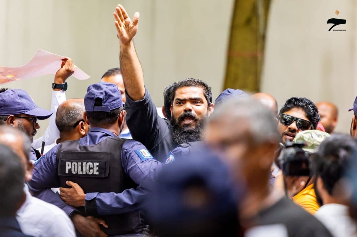 އެމްޑީފީއިން ޤައުމު ހަލަބޮލިކޮށްލަނީ ކަމަށްބުނެ ޕީއެންސީން މުޒާހަރާކުރަނީ