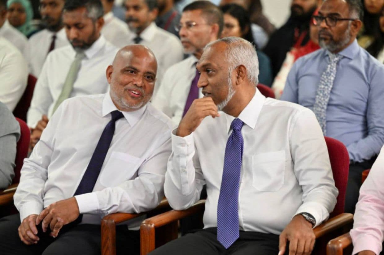 ރައީސް ޑރ. މުޙައްމަދު މުޢިއްޒާއި މިނިސްޓަރު ޑރ. ޢަލީ ހައިދަރު އަޙުމަދު / ފޮޓޯ: ރައީސް އޮފީސް