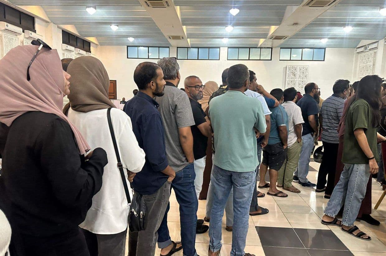 ޕީއެންސީގެ އެތެރޭގެ އިންތިޚާބުގައި ވޯޓުލާ މީހުން ކިއުގައި / ފޮޓޯ: އާނާ ފަހީމް، ޚުލާސާ