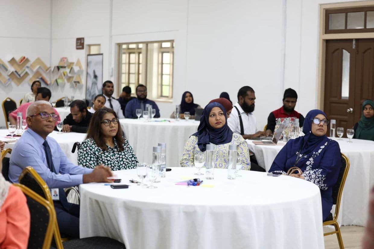 ނުކުޅެދުންތެރިކަން ހުންނަ މީހުންގެ ޙައްޤުތައް ކަށަވަރުކުރުމަށް ބޭއްވި މަސައްކަތު ބައްދަލުވުން. / ފޮޓޯ: އިޖުތިމާޢީ އަދި ޢާއިލީ ތަރައްޤީއާ ބެހޭ ވުޒާރާ