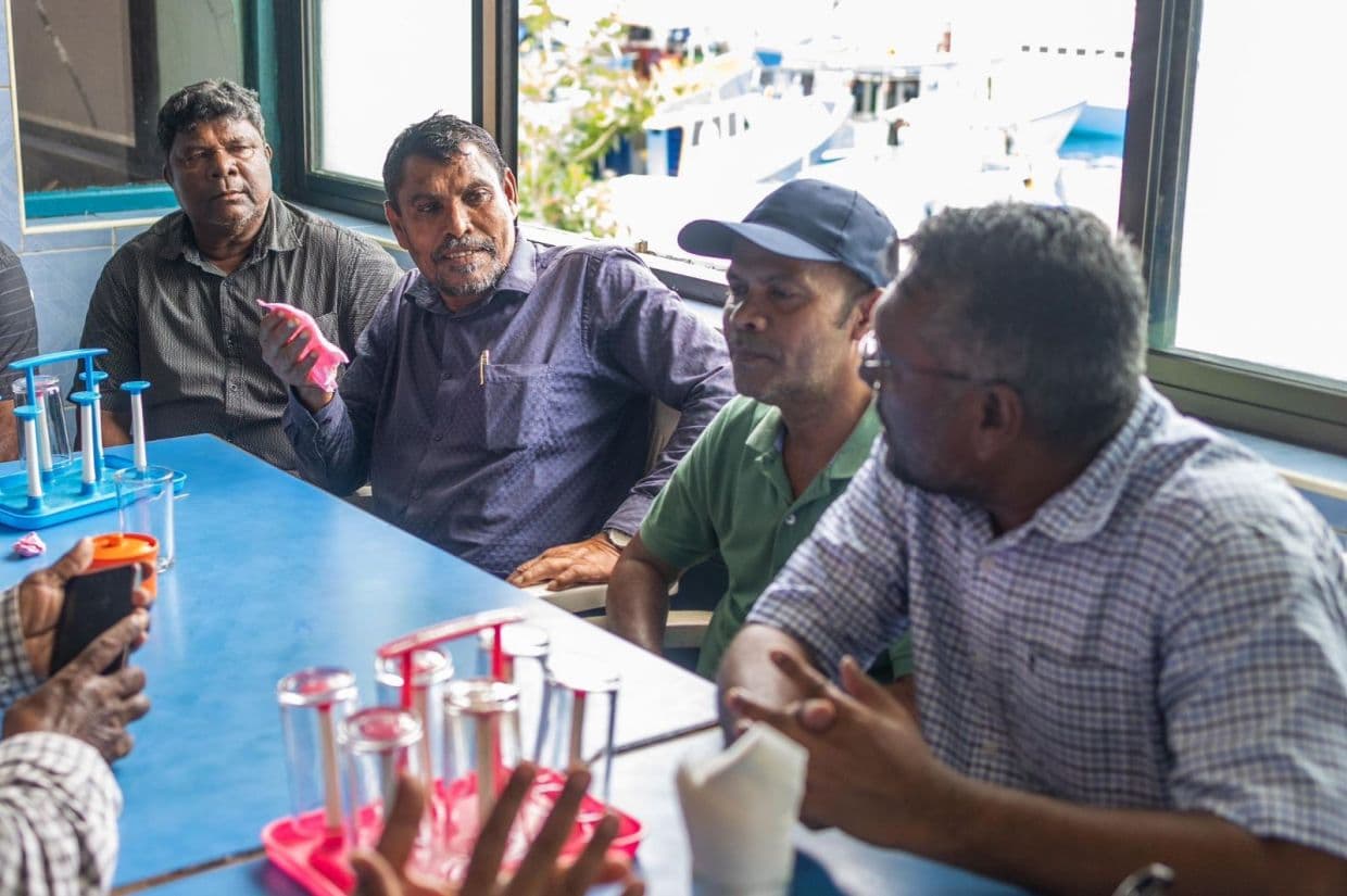 ފައްޔާޒް އިސްމާޢިލް އިއްޔެ މާރުކޭޓު ސަރަޙައްދުގައި މަސްވެރިންގެ ގާތު އިތުރުފުޅު ހައްދަވަނީ - މަސްވެރިންނަށް އިހުމާލުވީ ރައީސް ޑރ. މުޙައްމަދު މުޢިއްޒުގެ ސަރުކާރުން ކަމަށް ބުނެ ފައްޔާޒް އިތުރުފުޅު ހައްދަވާކަން މަސްވެރިންނަށް ވެސް އެނގޭ.