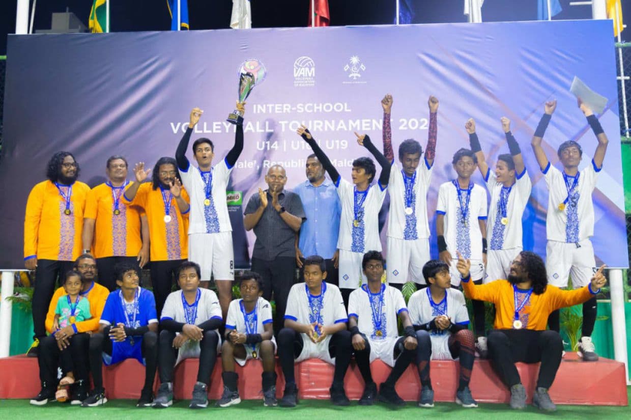 އިންޓަރ ސްކޫލް ވޮލީބޯޅަ މުބާރާތުގެ 16 އަހަރުން ދަށުގެ ފިރިހެން ބައިގެ ޗެމްޕިއަންކަން 2023 ހޯދީ ކުނބުރުދޫ ސްކޫލް - ފޮޓޯ: އަބްދުﷲ އިޔާން