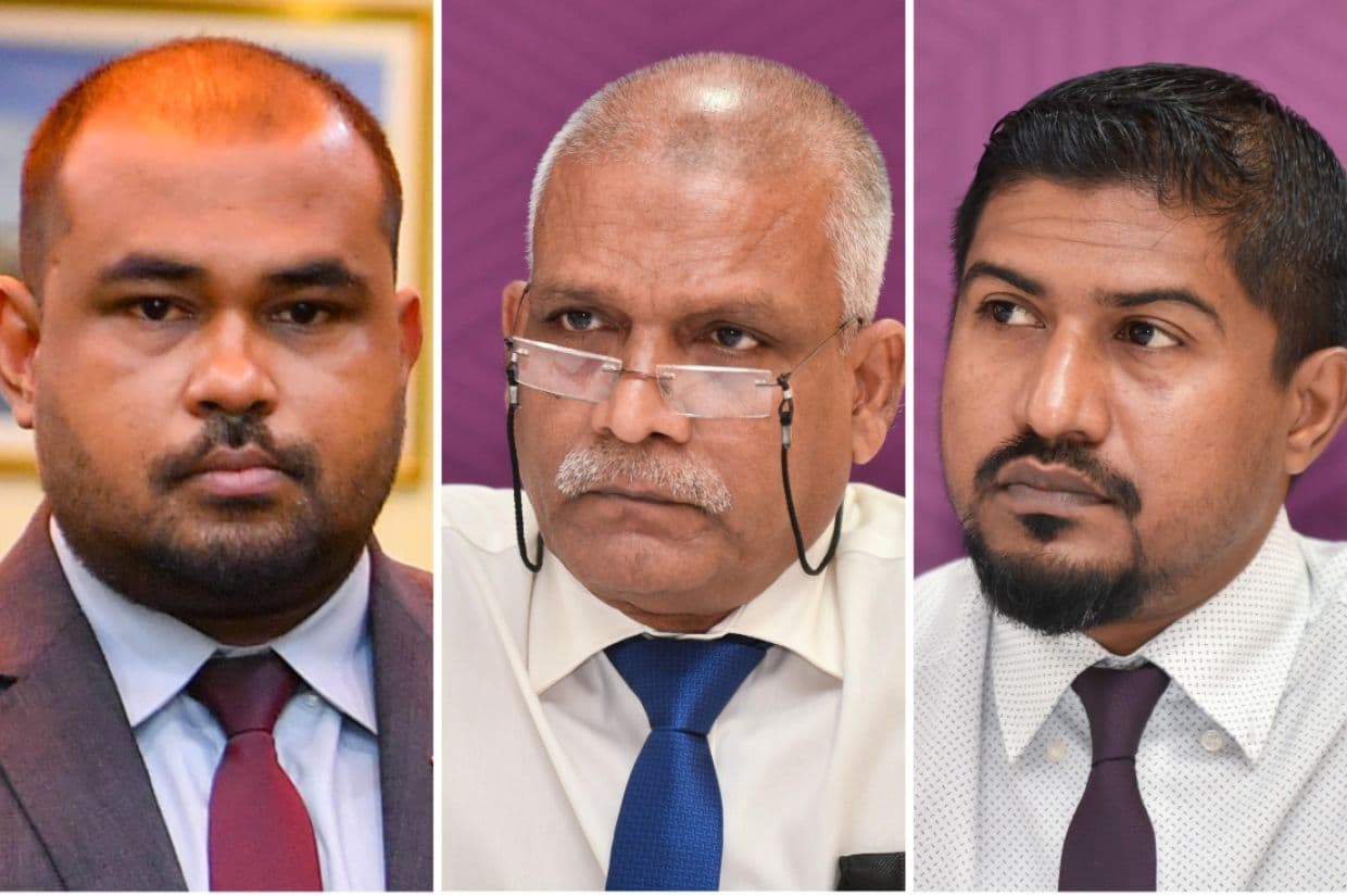 އީސީގެ މެންބަރު މެންބަރު ޑރ. ޒާހިރު (ކ)، މެންބަރު އާސިފް (މ) އަދި މެމްބަރު އަލީ ނަޝާތު - ޑރ. ޒާހިރު ފިޔަވައިނދެން ތިއްބެވި ދެބޭފުޅުން ވަކިކުރައްވަން މަޖިލީހުން ވަނީ ފާސްކޮށްފަ