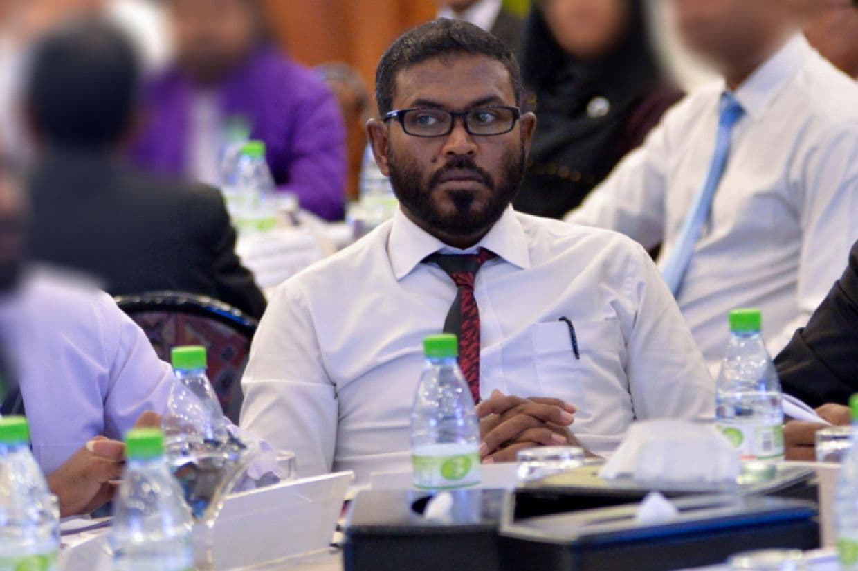 ތިނަދޫގެ ސިޓީ ދަރަޖަ އުވާލުމަށް ދައުލަތާއި ދެކޮޅަށް ދިއުމުން ރައީސަށް ލިބިދޭ ބާރުގެ ދަށުން ރާޣިބު މަޤާމުން ވަކިކޮށްފި