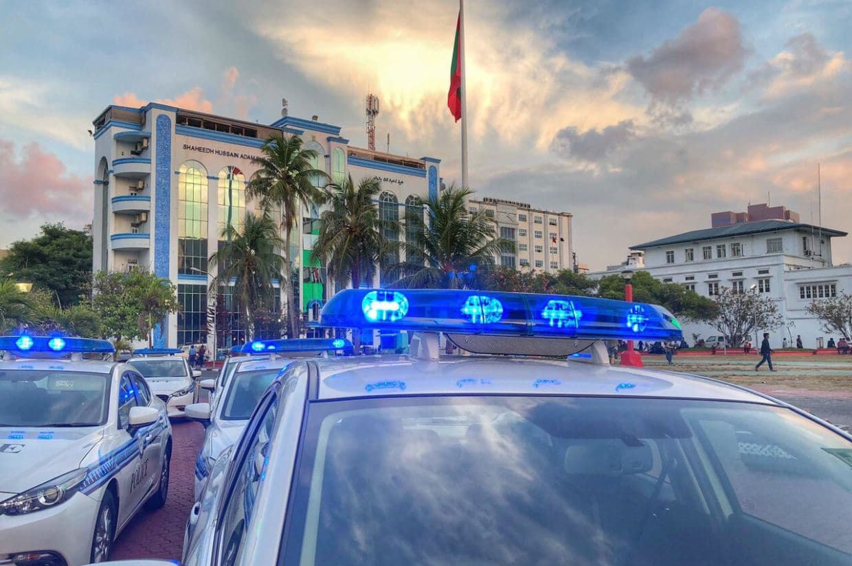 ފޯނުތަކެއް ވަގަށް ނަގައި އަލަމާރި ތެރޭ ފިލާ އޮތް މީހަކު ހައްޔަރުކޮށްފި