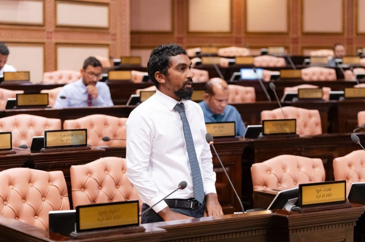 ހުޅުމާލެ މެދު ދާއިރާގެ މެންބަރު ޝަޒީމް - ހުޅުމާލޭގައި މޫދު ކަސްރަތުކުރާ މީހުންނަށް ފެންވަރާތަނެއް ހަމަޖެއްސެވި ކަމަށްޓަކައި ޝަޒީމް ވަނީ އެޗްޑީސީގެ އެމްޑީ ފަޒުލްއަށް ޝުކުރު އަދާކުރައްވާފަ.