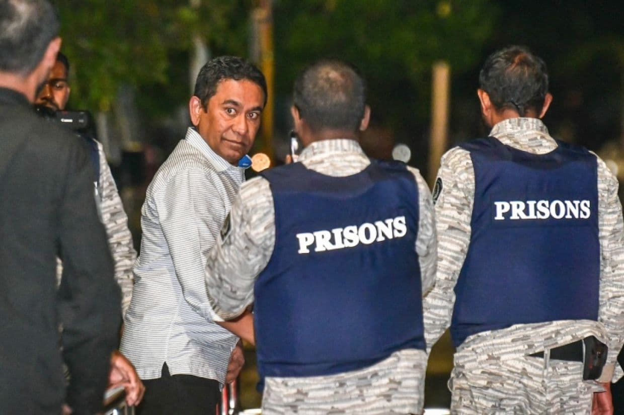 ކޮރަޕްޝަންގެ މައްސަލައިގައި ކުރީގެ ރައީސް ޔާމީން ޕްރިޒަންސް އޮފިސަރުންގެ ބެލުމުގެ ދަށުން ޖަލަށް ގެންދަވަނީ - ޔާމީން ގެއަށް ބަދަލުކޮށްދެއްވީ ރައީސް ޑރ. މުޙައްމަދު މުޢިއްޒުގެ އެދިވަޑައިގަތުމަށް ނިމިދިޔަ ވެރިކަމުގައި.