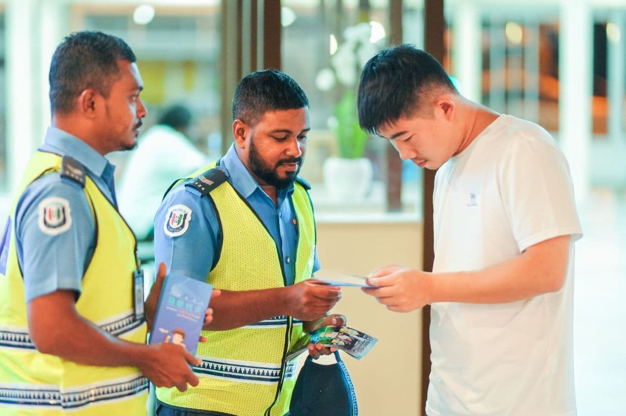 ޗައިނާ ޓޫރިސްޓުންނަށް މައުލޫމާތު ދިނުމުގެ ހަރަކާތެއް ފުލުހުން ފަށައިފި
