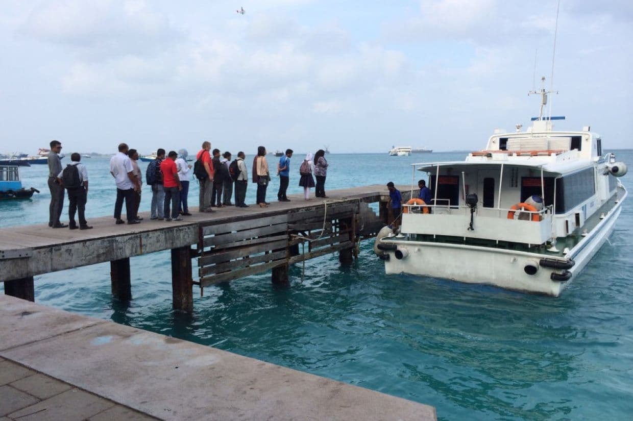 ހުޅުމާލެ ޖެޓީގައި ފުރަން ތައްޔާރުވެފައިވާ ލޯންޗެއް - ހުޅުމާލެ ފަޅުތެރެއިން މަރުވެފައިވާ މީހެއްގެ ހަށިގަނޑު ވަނީ ފެނިފަ.