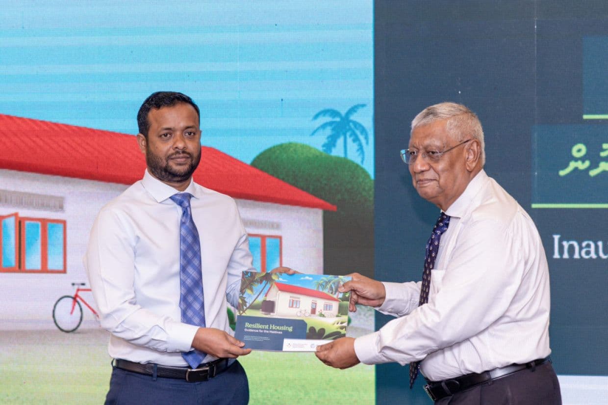 ވިލުންތެރި ގެދޮރު ބިނާކުރުމުގެ އިރުޝާދުގެ ފޮތް އިފްތިތާހުކުރުމަށް ބޭއްވި ރަސްމިއްޔާތުގެ ތެރެއިން/ ފޮޓޯ: ކޮންސްޓްރަކްޝަން މިނިސްޓްރީ