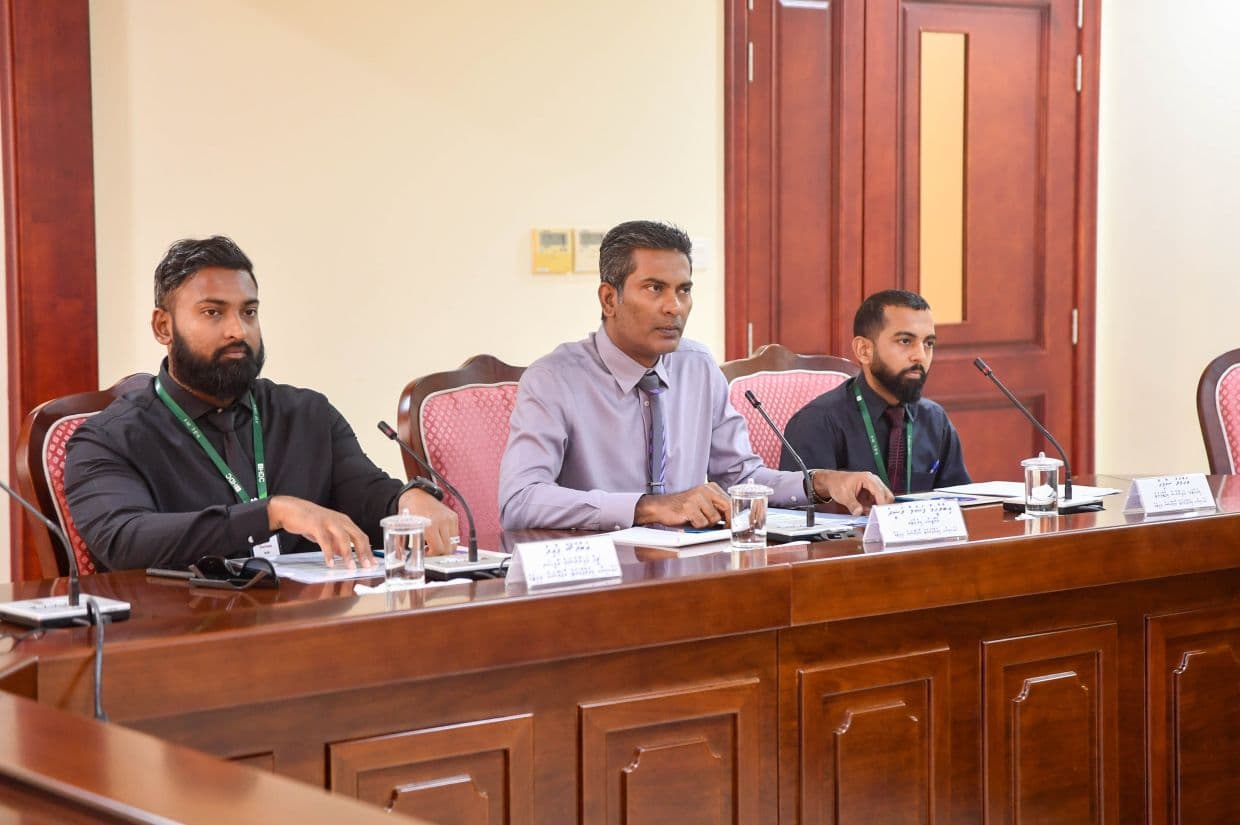 އެޗްޑީސީގެ އެމްޑީ ފަޒުލް އަދި ބައެއް ވެރިން މާލިއްޔަތު ކޮމިޓީގައި / ފޮޓޯ: މަޖިލިސް