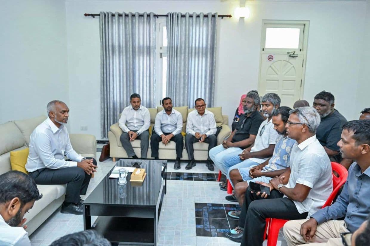 ރަސްދޫގެ ގެސްޓް ހައުސް ހިންގާ ފަރާތްތަކާ ރައީސުލްޖުމްހޫރިއްޔާ ޑރ. މުޙައްމަދު މުޢިއްޒު ބައްދަލުކުރެއްވުން. / ފޮޓޯ: ރައީސް އޮފީސް
