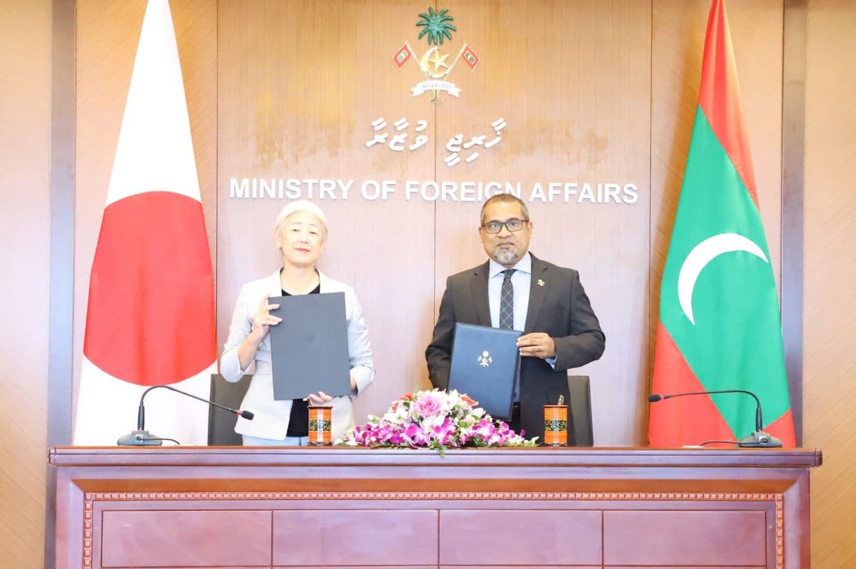 ޖަޕާނުން އޭސީސީއަށް ދިން އެހީގެ އެއްބަސްވުމުގައި ސޮއިކުރުން. / ފޮޓޯ: ފޮރިން މިނިސްޓްރީ