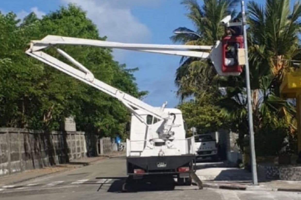 އައްޑޫ ސިޓީގެ މަގުތަކުގައި ކެމެރާ ހަރުކުރުމުގެތެރެއިން - ހުރިހާ ކެމެރާތައް 24 ގަޑިއިރު މޮނިޓަރ ކުރެވޭނެ. / ފޮޓޯ: ޕޮލިސް
