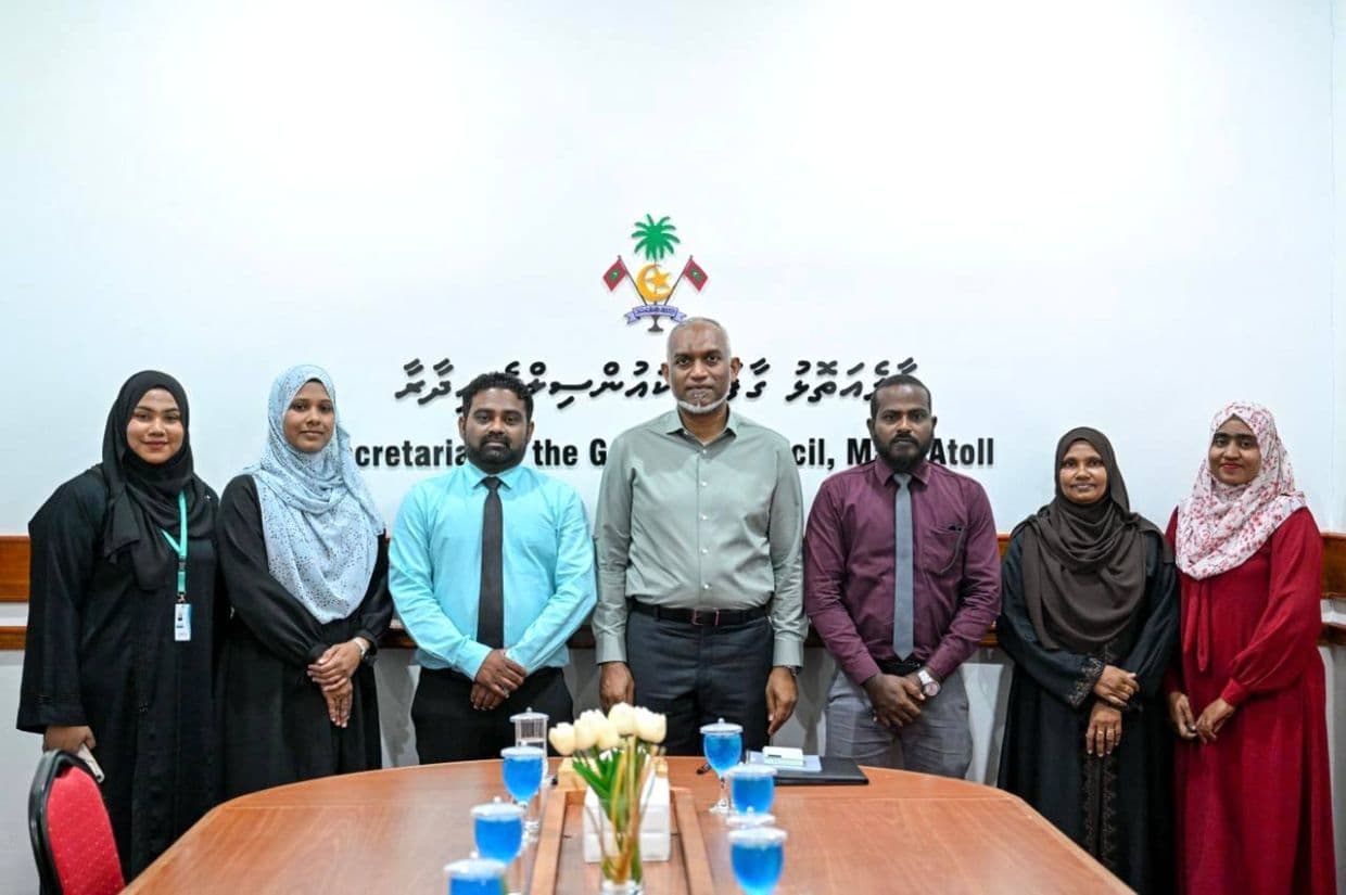 ރައީސުލްޖުމްހޫރިއްޔާ ޑރ. މުޙައްމަދު މުޢިއްޒު ކާށިދޫ ކައުންސިލާއި އެރަށު އ.ތ.މ ކޮމިޓީގެ މެންބަރުންނާ ބައްދަލުކުރެއްވުން. / ފޮޓޯ: ރައީސް އޮފީސް