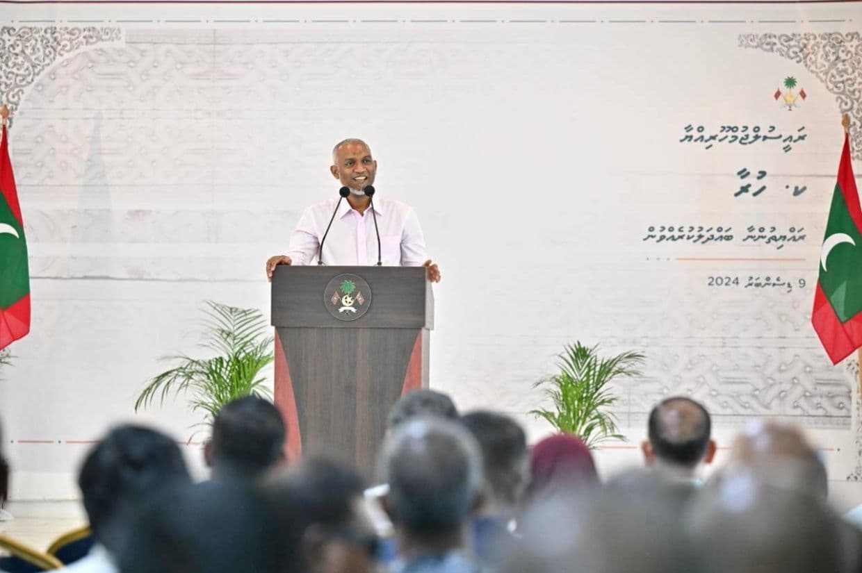 ރައީސުލްޖުމްހޫރިއްޔާ ޑރ. މުޙައްމަދު މުޢިއްޒު ހުރާ ރައްޔިތުންނާ ބައްދަލުކުރެއްވުން. / ފޮޓޯ: ރައީސް އޮފީސް