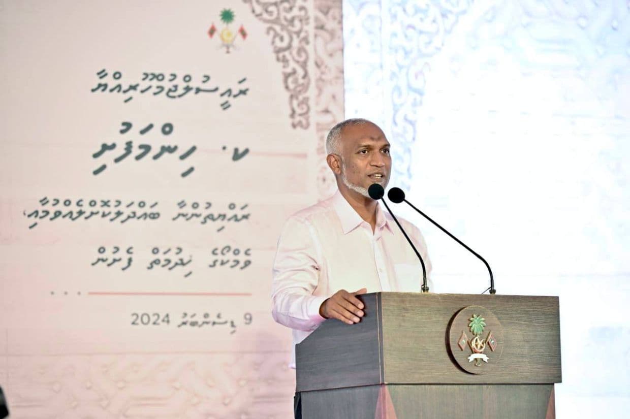 ރައީސުލްޖުމްހޫރިއްޔާ ޑރ. މުޙައްމަދު މުޢިއްޒު ހިންމަފުށި ރައްޔިތުންނާ ބައްދަލުކުރެއްވުން. / ފޮޓޯ: ރައީސް އޮފީސް